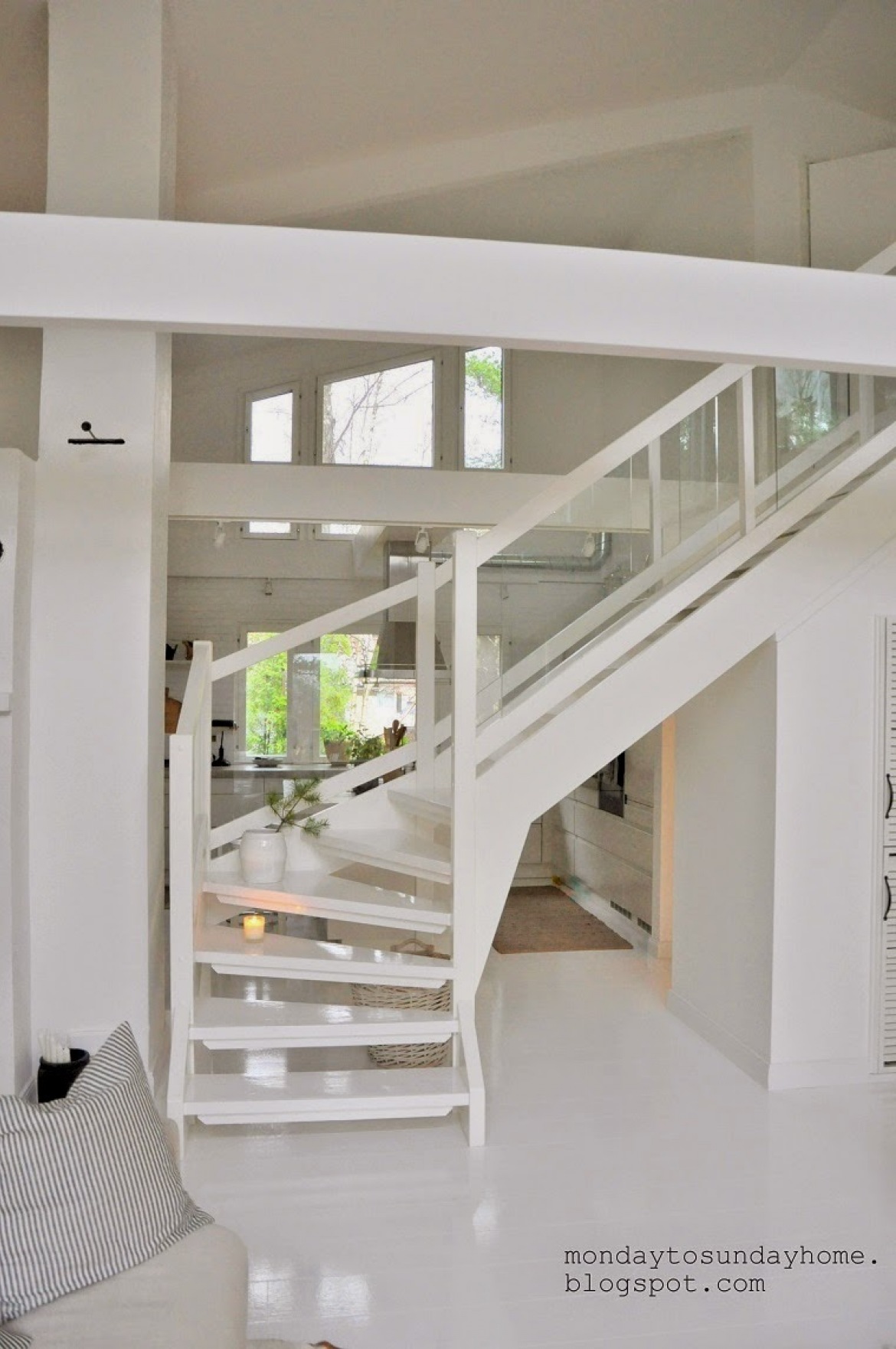 Białe schody w dwupoziomowym domu (49358)