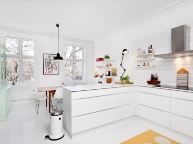 nieskazitelny, estetyczny,piękny  - aranżacja mieszkania w bieli w stylu skandynawskim - to przestronny i pełen światła wystrój skandynawskiego mieszkania subtelnie rozpromienionego kolorowymi plamami w pomysłowej formie - różowy akcent na ścianie w kuchni,różowe ramy na tle białej ściany, kolorowy wieszak w przedpokoju, różowa podłoga w przedpokoju, pojedynczy skórzany fotel w stylu przemysłowym lub żółte, pojedyncze krzesło w jadalni, a poza tym biel z odrobiną czerni. Koniecznie obejrzyjcie , koniecznie...