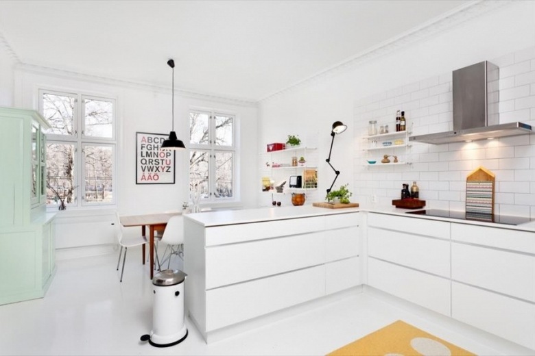 nieskazitelny, estetyczny,piękny  - aranżacja mieszkania w bieli w stylu skandynawskim - to przestronny i pełen światła wystrój skandynawskiego mieszkania subtelnie rozpromienionego kolorowymi plamami w pomysłowej formie - różowy akcent na ścianie w kuchni,różowe ramy na tle białej ściany, kolorowy wieszak w przedpokoju, różowa podłoga w przedpokoju, pojedynczy skórzany fotel w stylu przemysłowym lub żółte, pojedyncze krzesło w jadalni, a poza tym biel z odrobiną czerni. Koniecznie obejrzyjcie , koniecznie...
