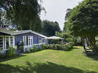 Piękny skandynawski dom z szarą elewacją,białymi oknami i płotem, z rozległym zielonym ogrodem i tarasem (26204)