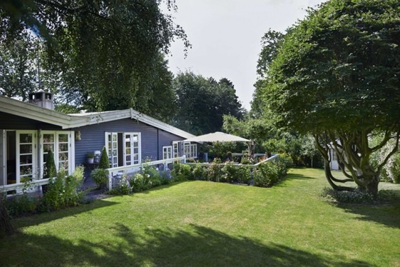 Piękny skandynawski dom z szarą elewacją,białymi oknami i płotem, z rozległym zielonym ogrodem i tarasem (26204)