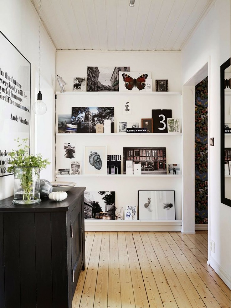 Wąskie białe półki na ścianie,czarno-białe fotografie i grafiki nowoczesne,czarna komoda,plakat Warhola (25793)