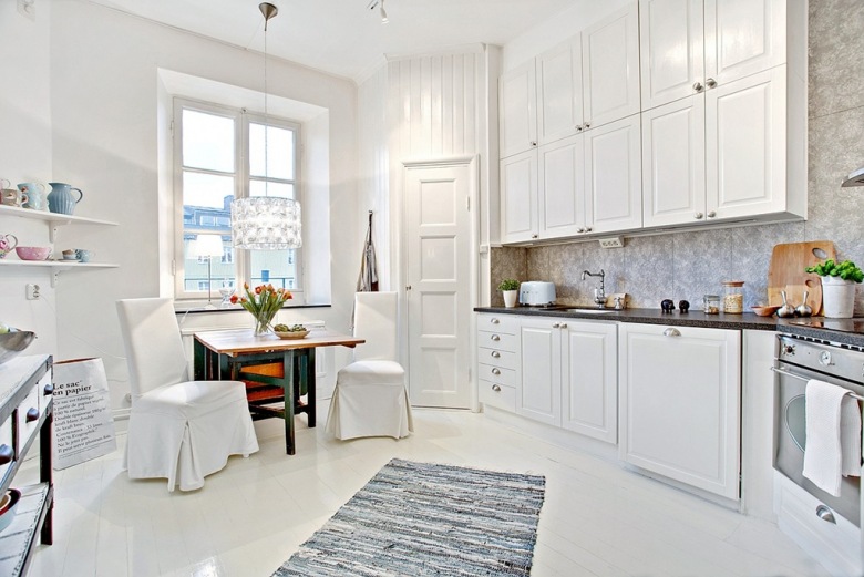 Aranżacja rozbielonego mieszkania w eleganckim stylu francuskim z kominkiem w salonie (48796)