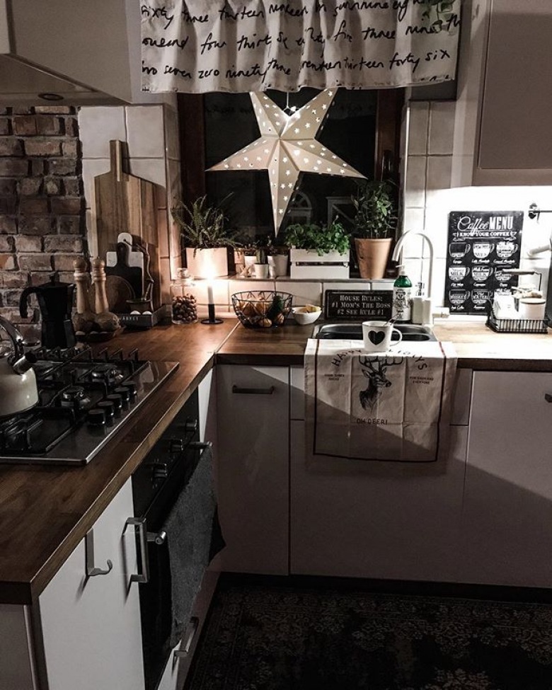 W kuchni zawieszono bardzo wyraźną ozdobę świąteczną. Duża gwiazda w oknie jest trójwymiarowa, a dodatkowo stanowi...
