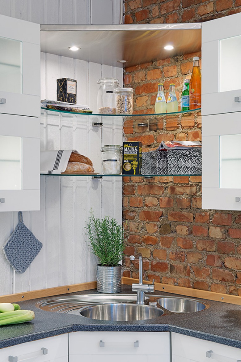 Pomysł na szklaną półkę narożnikową w kuchni na ścianie z białej boazerii i cegły (21204)