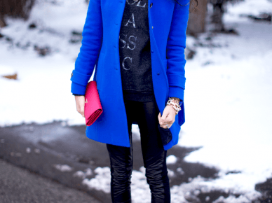 Świetne stylizja z niebieskim płaszczem (3582)