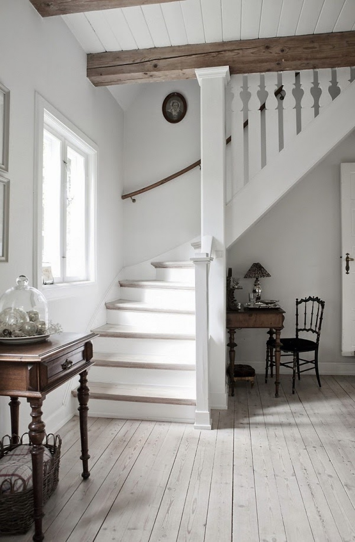 Białe drewniane schody dywanowe w domu z drewnianymi belkami (23635)