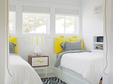 Biała sypialnia zszaro-białym dywanem w geometryczne wzory i żółtymi zagłówkami przy łóżku (23804)