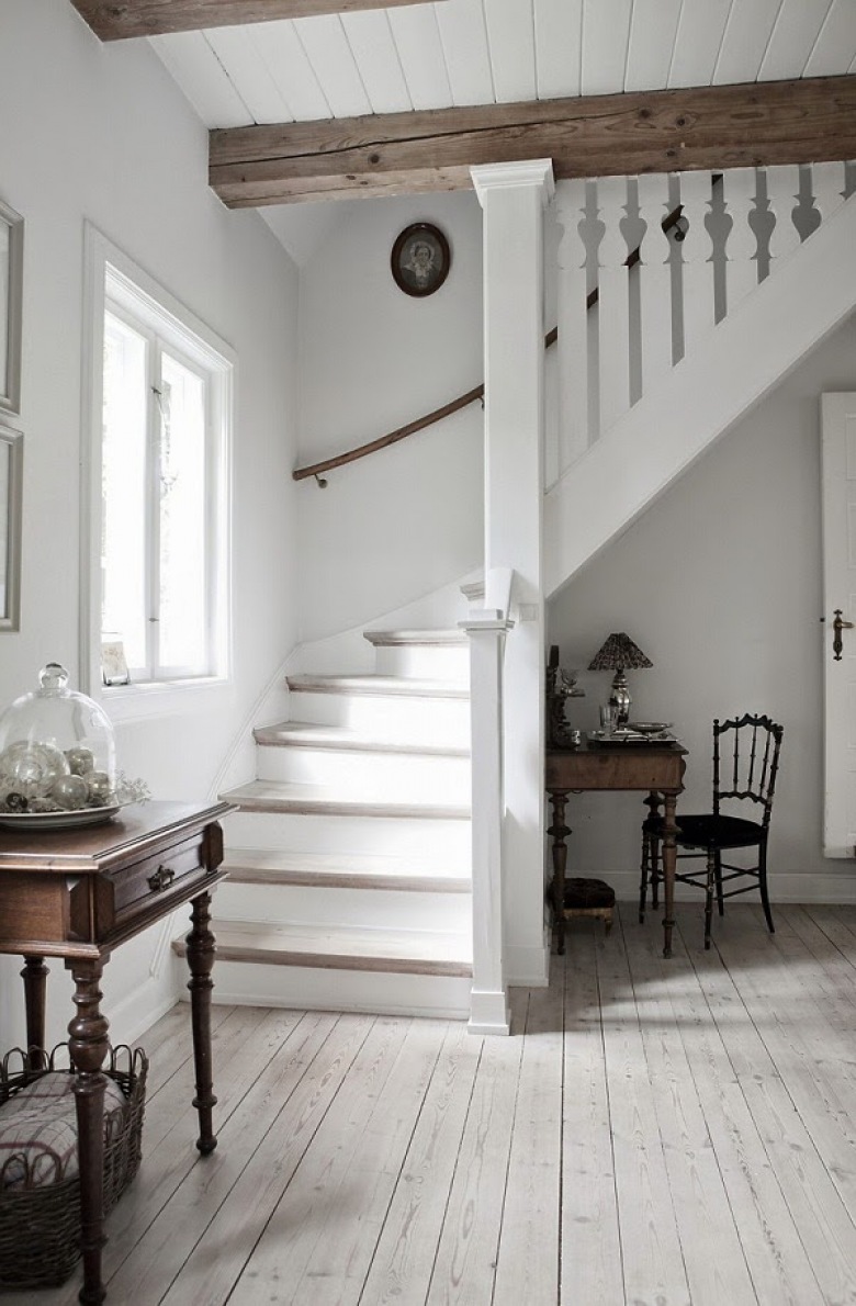 idylliczny dom w bieli, który zlokalizowany jest w Danii - stylistyka skandynawska z elementami drewnianych mebli w...