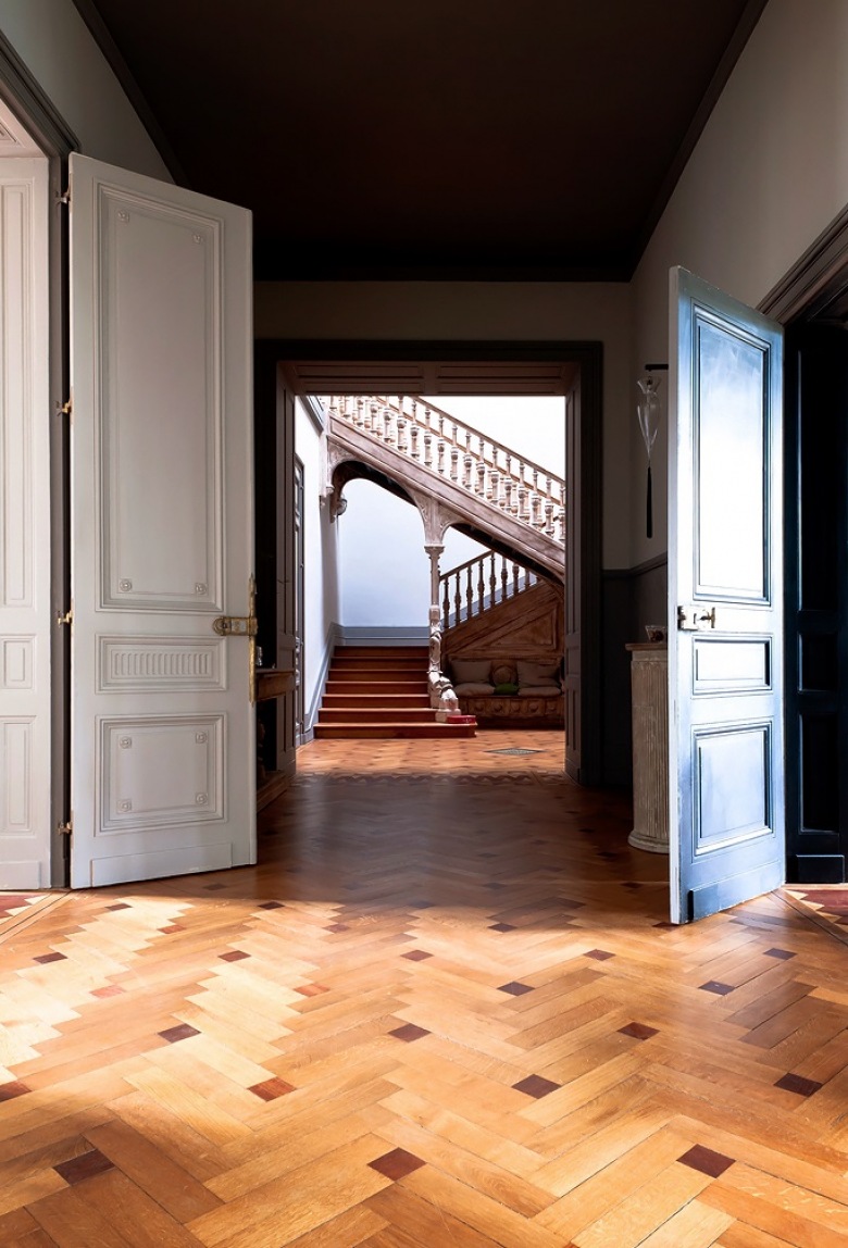 Francuski dom w aranżacji czarno-białej,która połączyła stary styl z nowym. Elegancja i szyk starych, stylowych murów,...