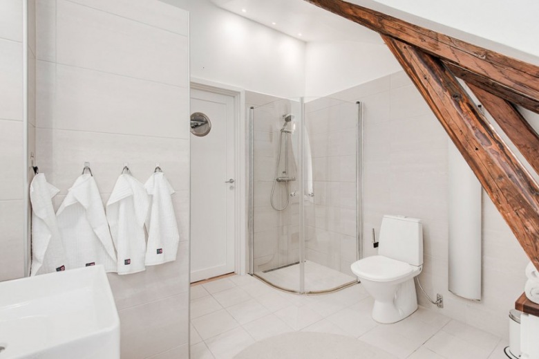 Biała łazienka z drewnianymi belkami (22545)