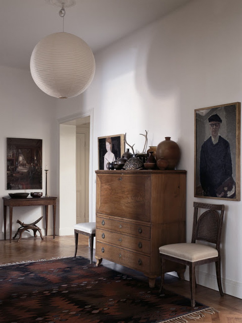 W starym eleganckim budynku apartamentowym w Sztokholmie ilustrator Mats Gustafson łączy miękkie białe ściany głuche...