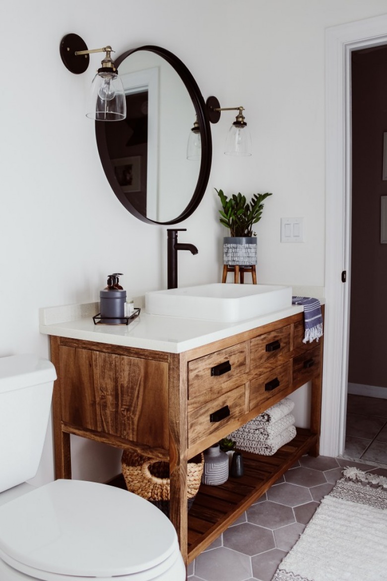 Przestrzeń wokół umywalki w łazience jest całkiem spora, co pozwala na wyeksponowaniu kilku dekoracyjnych elementów. Są...