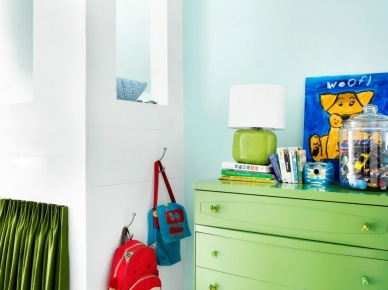 Zielone meble i kolorowe dodatki do pokoju dziecięcego (49534)
