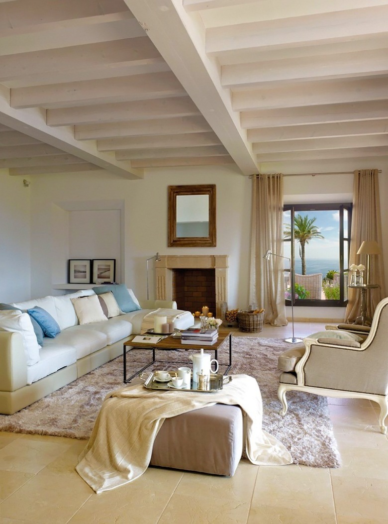 piękny, elegancki i we współczesnym wystroju dom na hiszpańskiej riwierze - pastelowe tonacje od bieli, beżu i lazuru idealnie wpasowały się w śródziemnomorski klimat Hiszpanii. Współczesny i nowoczesny dom na morzem jest odbiciem subtelnej i eleganckiej wersji śródziemnomorskich aranżacji - delikatny błękit pięknie rozświetla wnętrze i scala się z błękitem hiszpańskiego...