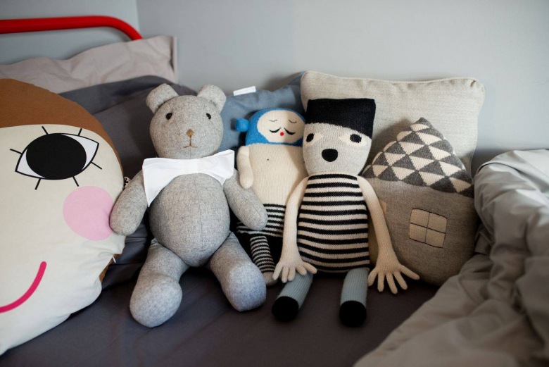 Aranżacja łóżka w pokoju dziecięcym jest bardzo wesoła. Panuje tu przytulna atmosfera dzięki zastosowaniu ulubionych zabawek malucha. Poduszki i tkaniny ze wzorem ożywiają dodatkowo...