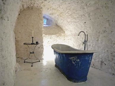 Błękitna , wolnostojąca wanna w prowansalskiej łazience (20323)