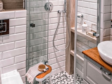 Mała łazienka w białym kolorze z drewnianymi dodatkami (56476)