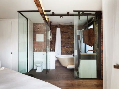 Białą sypialnia z łazienką ze szklanymi ścianami i ścianami z czerwonej cegły (23704)