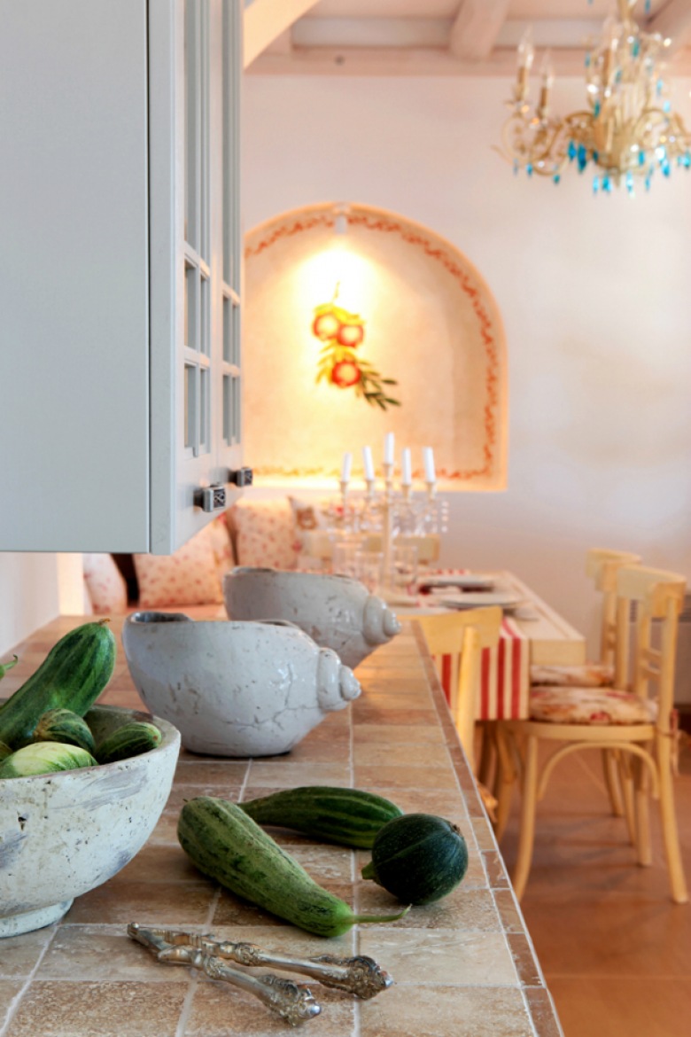 tradycyjny, letni  dom w Santorini, gdzie biel ścian rozświetlona została lazurowym i różowym kolorem. Umiarkowanie udekorowany, estetyczny i zachęcający na wakacje dom letni w Grecji. Na szczególną uwagę zasługują dwie łazienki - błękitna i różowa - kamienne, pobielone i oryginalnych, obłych kształtach. Greckie cukiereczki...