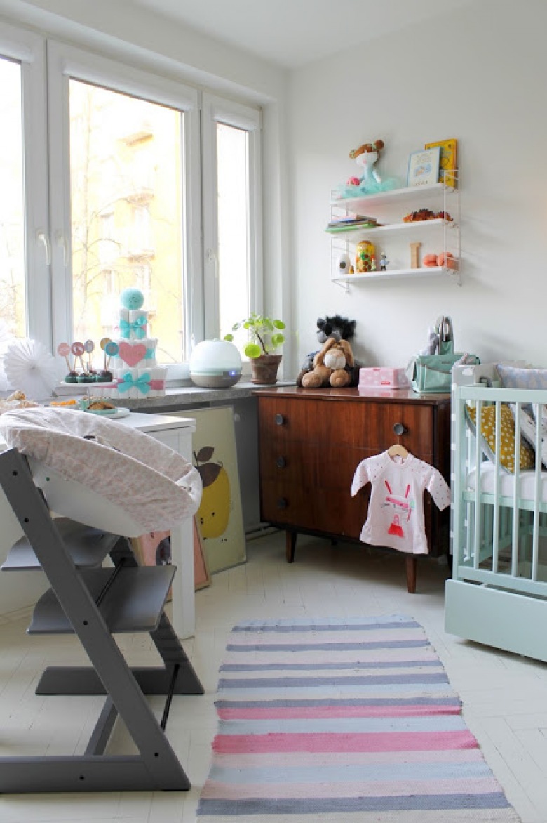 Pasiasty dywanik i dodatki w pokoju dziecięcym (49244)