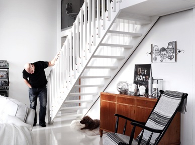 Białe schody w aranżacji białego salonu z czarnymi i drewnianymi elementami (51232)