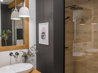 Aranżacja łazienki jest stylowa i nowoczesna. Elegancki klimat zapewnia między innymi czarna ścianka, która oddziela umywalkę od...