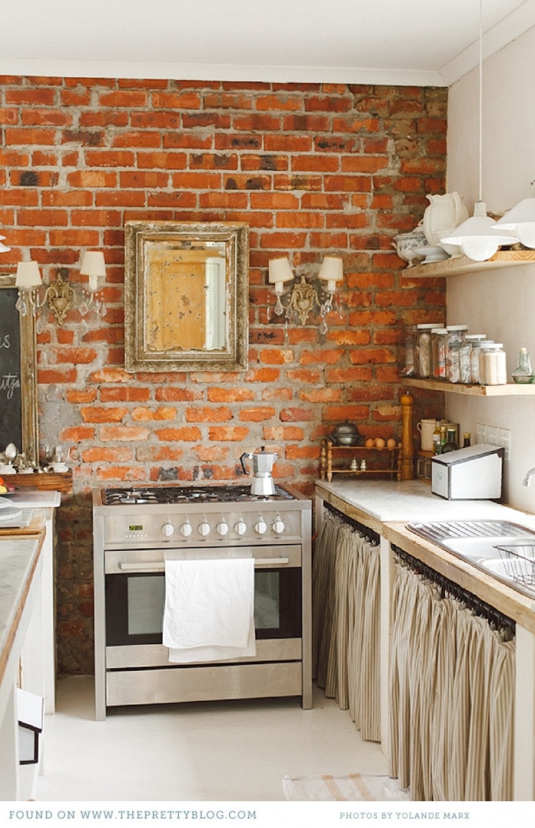 rustykalna kuchnia z francuskimi dekoracjami, ale najważniejsza jest tutaj ściana z cegły, która nadaje jej domowego,...