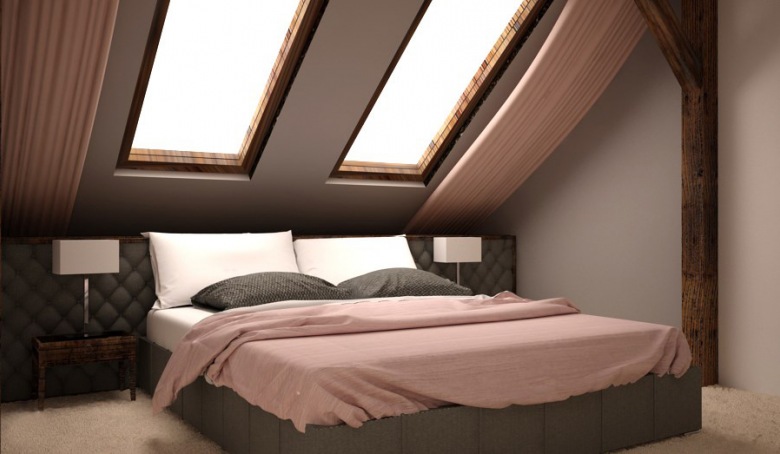 Łóżko w sypialni na poddaszu umieszczono pod najniższą ścianą. By wzmocnić elegancki wystrój, zastosowano zasłony...