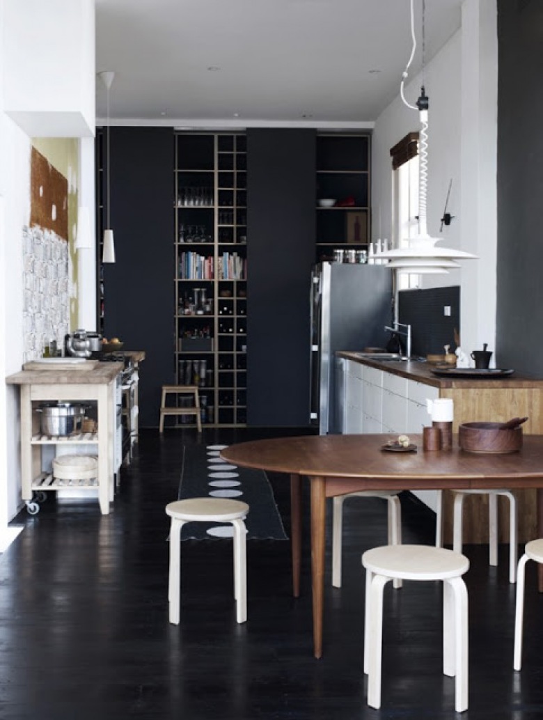 przykład eleganckiej, szarej kuchni w minimalistycznym, nowoczesnym...
