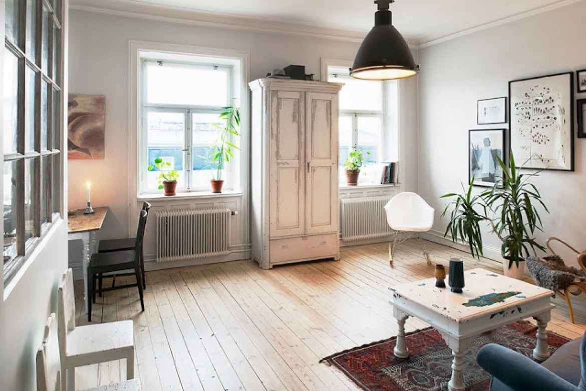 Skandynawski salon z jadalnią i postarzanymi , białymi  meblami vintage (20721)