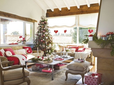 Czerwone dekoracje świąteczne na choince i w salonie (20243)