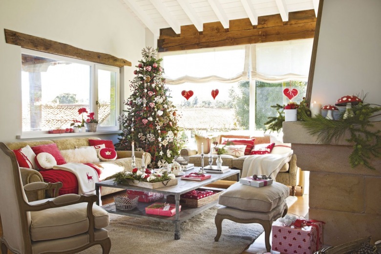Czerwone dekoracje świąteczne na choince i w salonie (20243)