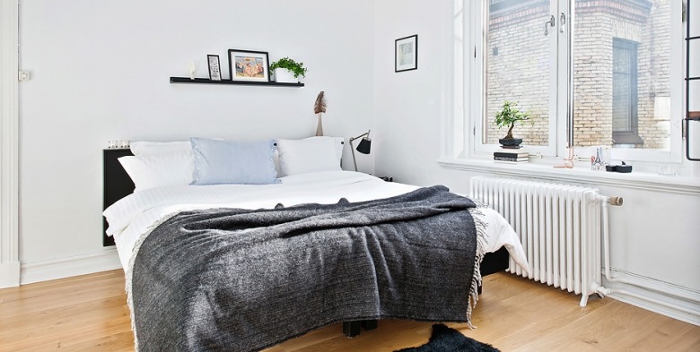 Skandynawska, minimalistyczna  sypialnia i z detalami w czerni (18626)