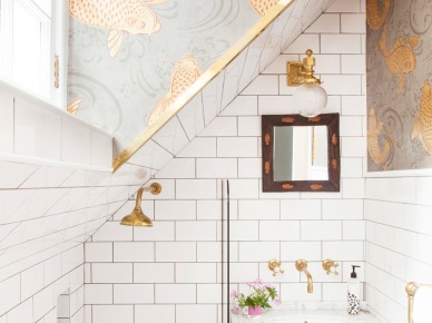 W aranżacji łazienki na szczególną uwagę zasługują także wzorzyste motywy na ścianie. Tapeta ze złotymi rybami prezentuje się bardzo oryginalnie....