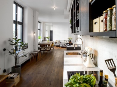 Czarno-biala kuchnia w otwartej przestrzeni mieszkania w zaadaptowanej fabryce (26450)