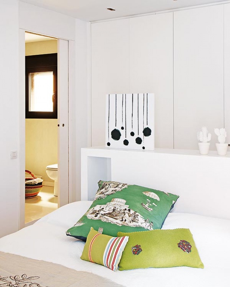 bardzo subtelny loft - to przykład hiszpańskiej aranżacji pełnej słonecznych barw - od bieli, żółci do ciepłej zieleni....