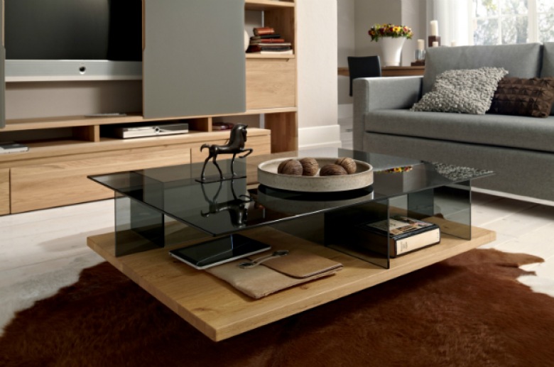 Salon w nowoczesnym wydaniu - prosty, funkcjonalny i przestrzenny. Dobry pomysł na pokój z TV.