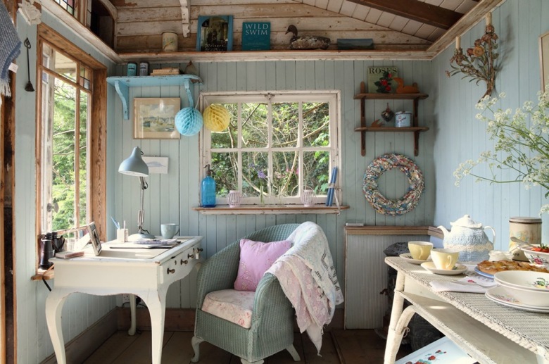 propozycja na wiejskie wakacje w Anglii - mały, odosobniony domek na wyspie, to przykład angielskiej, wiejskiej aranżacji - dużo tkanin, dekoracji i wszystko w pastelowo-błękitnych odcieniach - po prostu sielsko...