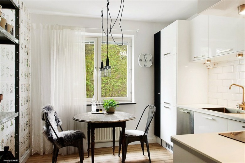 Stylowy stół okrągły,lampy przemyslowe na kablu,regał i krzesła metalowe TOLIX w białej kuchni skandynawskiej (23786)