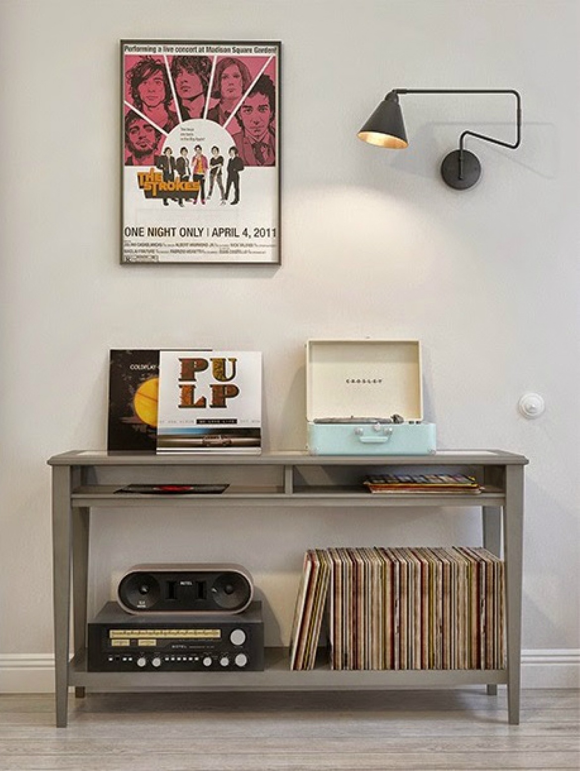 Szara konsolka,muzyczny plakat na ścienie,czarny kinkiet i bielone deski na podłodze (26303)