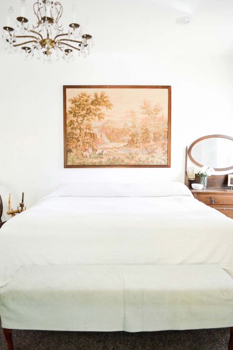 Duży obraz w drewnianej ramie stanowi wyjątkową dekorację w pokoju nocnym. Idealnie podkreśla klimat sypialni oraz...
