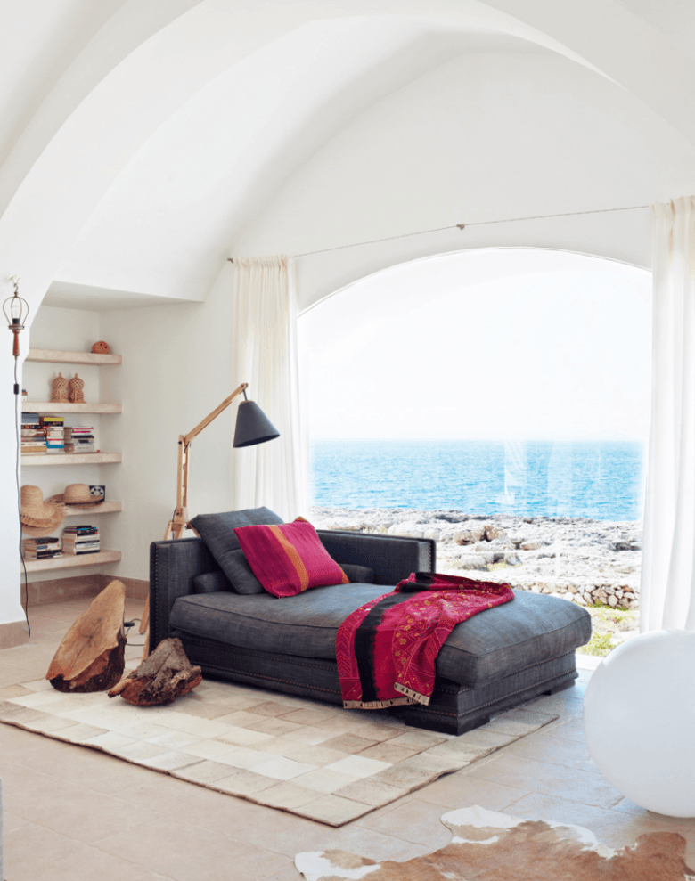 Granatowa nowoczesna leżanka w modern rustykalnym salonie śródziemnomorskim z łukowanym panaromicznym oknem (25601)