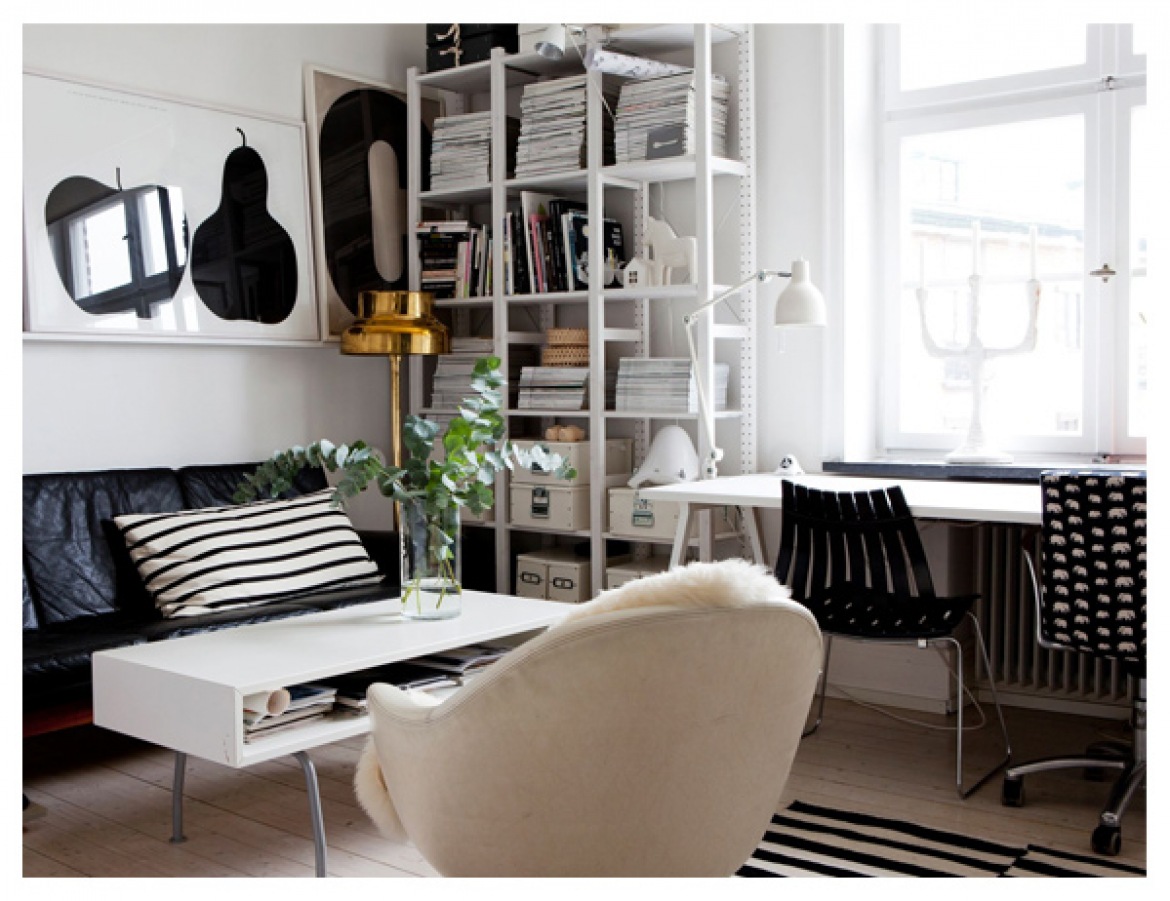 Kącik z bialym biurkiem w aranżacji bialo-czarnego salonu w mieszkaniu (26145)