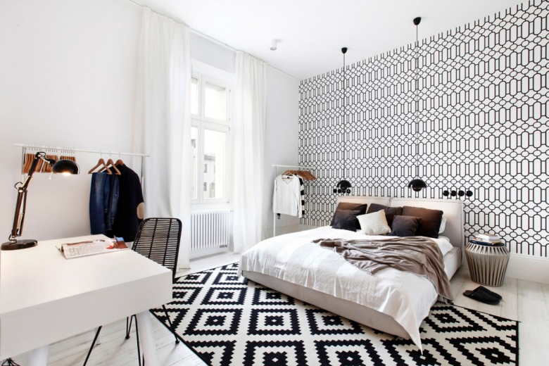 Niezwykle ciekawa aranżacja sypialni, która bazuje na nowoczesnym geometrycznym wzorze, skandynawskiej funkcjonalności i kilku industrialnych detalach. Biało-czarna paleta barw wiele zyskuje w tak żywiołowym otoczeniu, oprócz eleganckiego charakteru, wnętrze zdaje się wypełniać radosny, a także kreatywny...