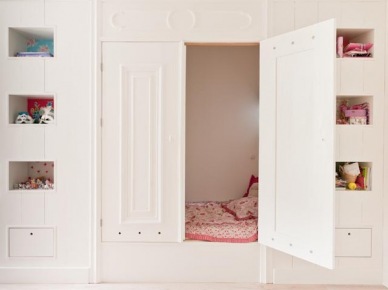 Łóżko we wnęce z białymi drzwiami, jak w szafie (23673)