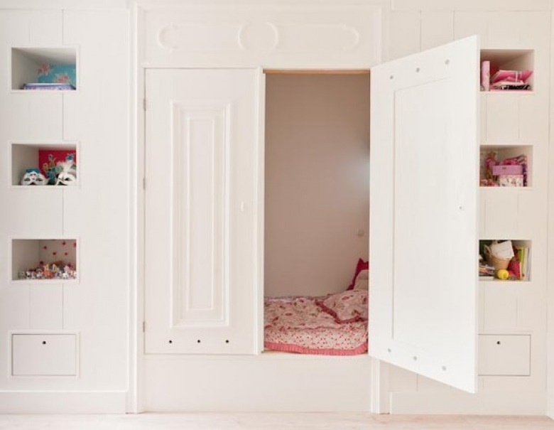 Łóżko we wnęce z białymi drzwiami, jak w szafie (23673)