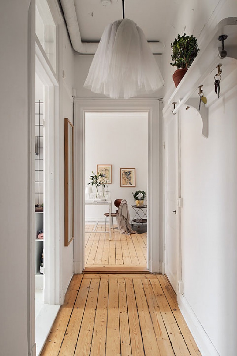 białe aranżacje małych mieszkań z naturalnymi deskami z drewna na podłodze, to kanon skandynawskiego stylu, którym...