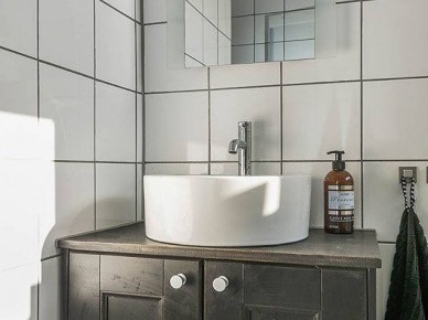 Ciemnobrązowa szafka z okrągłą umywalką w białej łazience (28625)