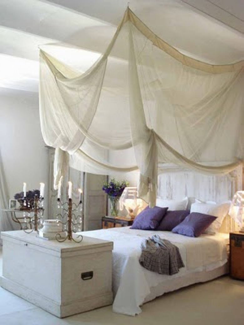 czar prowansalskich wnętrz - piękna sypialnia z nowoczesnym baldachimem